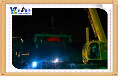 　　電磁除鐵器RCDD-12,濰坊遠力磁電熱點,電磁除鐵器產(chǎn)品效果認證質(zhì)量好遠力磁電竭誠為您服務(wù)為您做到!節(jié)能環(huán)保行業(yè)領(lǐng)先.電磁除鐵器RCDD-12為您私人定制性價比高生產(chǎn)方案. 　一.電磁除鐵器rcdd-12設(shè)計特點：   　　自卸式永磁除鐵器是由高性能永磁磁芯.棄鐵皮帶.減速電機.框架.滾筒等部分組成,可與各種輸送機配套使用.  　　二.電磁除鐵器rcdd-12技術(shù)特點：   　　1.高性能釹鐵硼做磁源,磁性強,不易退磁.  　　2.兩邊滾筒為腰鼓形結(jié)構(gòu),具備自動糾偏功能,密封性極好,所以能很好的適應(yīng)各種惡劣環(huán)境.  　　3.控制部分可以皮帶機連鎖,可實現(xiàn)就地手動控制和集中控制兩種方式.  　　4.無勵磁線圈,省電節(jié)能.  　　5.不需要整流控制裝置,可靠性高.  　　6.不存在溫升問題,磁場強度也就不存在“冷態(tài)”“熱態(tài)”之分,磁場恒定.  　　7.斷電時,吸在除鐵器上的鐵件不會掉回到輸送物料上.  　　8.不存在絕緣和耐壓問題.配上防爆電機驅(qū)動的棄鐵輸送帶即可成為防爆除塵器.但是,永磁除鐵器的磁場強度會發(fā)生衰減,選用時應(yīng)注意調(diào)查落實.