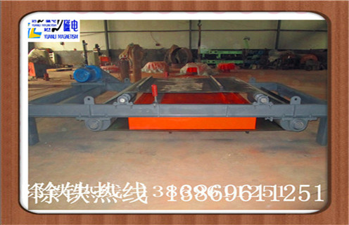 　二.自動(dòng)除鐵器 鎧甲式自卸電磁除鐵器具有以下特點(diǎn)：  　　1.除鐵器的磁路合理,磁場高,磁導(dǎo)率大.因此,適用于除鐵.采用全密封結(jié)構(gòu),通過真空干燥等工藝制造工藝,可有效防止灰塵和有害氣體對(duì)線圈的侵蝕,環(huán)境和氣候適應(yīng)性強(qiáng),使用壽命長.  　　2,驅(qū)動(dòng)電機(jī),滾筒,帶刮板鐵帶等鐵體組件.在工作過程中,鐵體自動(dòng)將鐵皮上吸附的鐵磁材料投入除鐵除鐵器以外的收集箱中,無需手動(dòng)拆除電源故障,實(shí)現(xiàn)除鐵自動(dòng)化.  　　3,依靠電機(jī)驅(qū)動(dòng)皮帶上的刮刀,去除粉末或堵塞強(qiáng)力非磁性材料的鐵離子除鐵裝置的鐵磁材料,將其用于破碎機(jī)和輸送帶上任何鐵質(zhì)材料.