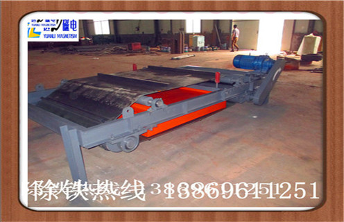 　1.超強永磁自卸式除鐵器的可移動技術  　　隨著磁選技術的進步和選礦指標的提高,對除鐵器的要求也在不斷提高,不管是從外觀.結構.磁選質量.設計等等的要求都逐漸提高,RCYE型永磁自卸式除鐵器,本機采用高強度稀土釹鐵硼組成強力磁芯,具有強磁場.高磁場梯度.把除鐵器推向了一個新高度,延續(xù)了除鐵器發(fā)展的使命.RCYE型永磁自卸式除鐵器適用于安裝空間受限制的比較狹小的地方,設備自身重量較輕,方便懸掛安裝.便于移動和更換到另外的場合工作.采用軸驅動電機,有效解決鏈輪鏈條驅動的斷鏈.  　　掉鏈或皮帶驅動的斷帶.跑滑故障.結構簡單,方便維護,部件精簡,降低維護成本.可支撐安裝支架,既能滿足不同的安裝方式,又能保護皮帶不受外來破壞影響,延長皮帶壽命. 濰坊遠力磁電磁電機械有限公司專業(yè)生產磁選機,發(fā)展歷史悠久,質量可靠,并且可根據用戶現場空間和要求量身定做最合適的尺寸和性能.