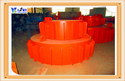 　濰坊遠(yuǎn)力磁電生產(chǎn)的RCD系列電磁除鐵器產(chǎn)品完全吸收德國(guó),法國(guó),日本等同類產(chǎn)品的先進(jìn)技術(shù),針對(duì)國(guó)內(nèi)同類產(chǎn)品現(xiàn)狀,至今已有20多年的生產(chǎn)經(jīng)驗(yàn).可與帶式輸送機(jī)，振動(dòng)輸送機(jī)，電磁振動(dòng)給料機(jī)等配套輸送.使用機(jī)器時(shí),可以從散裝非磁性材料中取出0.1-35kg的鐵磁材料塊,提高材料品位，回收雜質(zhì)鐵,工藝設(shè)備的保護(hù)起到了重要作用.廣泛應(yīng)用于水泥,火力,冶金,礦山,陶瓷,化工,玻璃,造紙,建材,食品,煙草,煤炭等行業(yè).在各種惡劣環(huán)境下,長(zhǎng)期無(wú)故障運(yùn)行