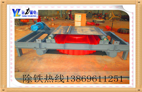 一.電磁帶式除鐵器廣泛應(yīng)用  　　主要用于礦山,冶金,煤炭,火電,化工,建材等行業(yè).電子式樹脂鑄造用內(nèi)部使用的圓盤型隔膜, 除鐵器內(nèi)部采用自冷式全密封結(jié)構(gòu).具有較大的除鐵滲透深度,強(qiáng)吸力,防塵,防雨,腐蝕等特點(diǎn),在極惡劣的環(huán)境下仍能可靠運(yùn)行.  　　二.電磁帶式除鐵器生產(chǎn)標(biāo)準(zhǔn)  　　回收磁性材料并防止磨床,破碎機(jī)等機(jī)械設(shè)備損壞和磨損,具有可靠的保護(hù)作用.帶式除鐵器和盤式除鐵器之間的區(qū)別在于帶式除鐵器是連續(xù)的廢鐵.雖然圓盤除鐵器是手動或電動除鐵,基本不易磨損的零件,從而降低皮帶的脆弱性  　　三.帶式電磁除鐵器的常規(guī)檢查  　　a.完整,完整的零部件,緊固好  　　b.傳動鏈張力適當(dāng),正常工作  　　c.環(huán)形帶無撕裂,無損失連接螺絲,無偏差,運(yùn)行平穩(wěn).  　　d.安全裝置,緊急停止,運(yùn)行可靠  　　?e.雜物箱無溢出,應(yīng)及時(shí)清理.