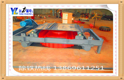 1.RCDD電磁自卸式除鐵器設(shè)計獨特：   　　采用軸流風(fēng)機(jī)強(qiáng)迫風(fēng)冷,特殊風(fēng)道設(shè)計,風(fēng)力大.風(fēng)壓高,勵磁線圈散熱快,溫度低,冷熱磁場差異小. 　　2.RCDD電磁自卸除鐵器安全性高   　　自動卸鐵,維護(hù)方便,傳動滾筒采用腰鼓型結(jié)構(gòu),具有皮帶糾偏功能,防塵式軸承座.機(jī)械故障低  　　3.RCDD電磁自卸除鐵器清鐵方式：   　　工作過程中,當(dāng)吸附鐵磁物較多時,人工停電清除鐵雜質(zhì),適用于含鐵量較少的場合.  　　4.RCDD電磁自卸除鐵器應(yīng)用范圍：   　　磚瓦.水泥.煤炭.火電廠.造紙.礦山.建材.化工.冶金.耐火材料等行業(yè).