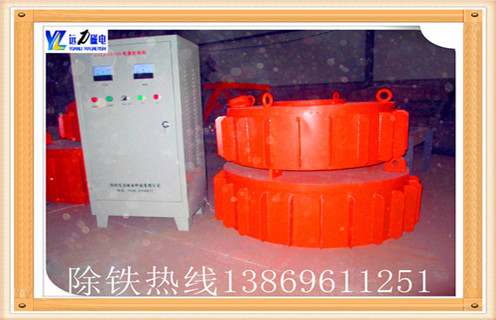 2.電磁除鐵器的使用范圍  　　在鋼鐵廠.水泥廠多用于礦渣除鐵和保護(hù)輥壓機(jī).立磨.破碎機(jī)等重要設(shè)備.此除鐵器是一種依靠電機(jī)帶動皮帶上的刮板清除粉壯或塊壯非磁性物料中的鐵磁性物質(zhì)的一種除鐵設(shè)備,它應(yīng)用于水泥.火力發(fā)電.陶瓷.化工.煙草.煤炭.玻璃.礦山等行業(yè).于破碎機(jī)前及輸送機(jī)膠帶上的任何物料除鐵,可適用于各種惡劣的環(huán)境條件.  　　3..帶式除鐵器(含永磁和電磁)一般選用  　　一般選擇手動行走小車,重型帶式除鐵器優(yōu)選雙軌手動組合行走架;輕型帶式除鐵器一般選擇單軌組合行走架或單軌單車吊掛.  　　4.非帶式電磁除鐵器一般選用  　　必須選擇電動行走小車,以便電控自動吸,棄鐵,輕型特別是三吊點的除鐵器,一般選擇電動單軌單車吊掛,重型設(shè)四點的除鐵器可以選擇電動雙軌或單軌組合行走架,重型設(shè)三個吊點的可以選擇電動單軌組合行走架.