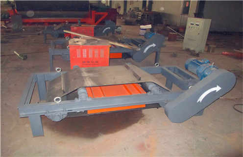 一.北京永磁自卸式除鐵器技術(shù)特點(diǎn)：   　　1.磁路采用計(jì)算機(jī)模擬設(shè)計(jì),完善的雙磁極結(jié)構(gòu),磁場(chǎng)強(qiáng)度高,梯度大,吸力大.  　　2.高性能釹鐵硼做磁源,磁能積高,不易退磁,八年退磁不超過5%.  　　3.腰鼓形滾筒結(jié)構(gòu),具備自動(dòng)糾偏功能,全密封軸承座,密封性好,能適應(yīng)各種惡劣環(huán)境.  　　4.皮帶自動(dòng)卸鐵,可保障長(zhǎng)期無故障連續(xù)運(yùn)行.  　　5.控制部分可與皮帶機(jī)連鎖,實(shí)現(xiàn)就地手動(dòng)控制和集中控制兩種方式