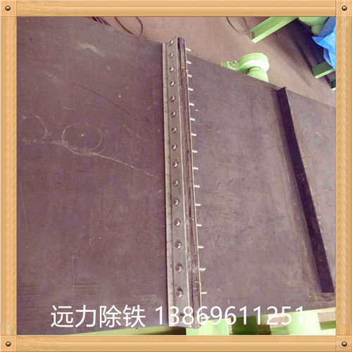 除鐵器環(huán)形帶 除鐵器接口帶的保養(yǎng)方法   　　1. 輸送帶在運輸和貯存中,應(yīng)保持清潔,避免陽光直射 除鐵器環(huán)形帶廠家,雨雪浸淋,防止與酸 . 堿.油類,有機溶劑等影 響橡膠質(zhì)量的物質(zhì)接觸,并距離發(fā)熱裝置1米以外.  　　2. 貯存時庫房內(nèi)溫度宜保持在—15℃—+40℃之間,相對濕度宜保持在50—80%之間.  　　3. 貯存中輸送帶須成卷放置,不得折疊,放置期間應(yīng)每季翻動一次.  　　4. 輸送帶運行速度不應(yīng)大于5.0米/秒,運輸塊度大,磨損性大的物料和使用固定犁型卸料裝置時應(yīng)盡量采用低速.超出規(guī)定速度時,會影響膠帶使用壽命.  　　5. 運輸機的傳動滾筒直徑與輸送帶布層的關(guān)系,傳動滾筒改向滾筒的配套以及對托輥槽角的要求,應(yīng)根據(jù)輸 送機的設(shè)計規(guī)定,合理選取.  　　6. 為減輕物料對膠帶的沖擊與磨損,給料方向應(yīng)順膠帶的運行方向;物料下落到膠帶上的落差應(yīng)盡量減小;給料口應(yīng)避開滾筒或托輥的正上方;膠 帶受料段應(yīng)縮短托輥間距 和采取緩沖措施.為防止刮破膠帶,擋料裝置刮板清掃裝置和卸料裝置與膠帶的接觸部分應(yīng)采用硬度適宜的橡膠板,不要采用夾有布層的膠帶頭.