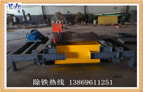 　?、儆?jì)算機(jī)模擬磁路,設(shè)計(jì)獨(dú)特的磁極結(jié)構(gòu),保證在額定懸掛高度處其磁場(chǎng)達(dá)到或超出國(guó)標(biāo)值,磁極吸附面積大,保證有足夠時(shí)間從運(yùn)行物料中吸起鐵磁性雜物;  　　②磁場(chǎng)穩(wěn)定,保證在惡劣環(huán)境下永磁芯在八年內(nèi)磁力降低不超過(guò)5%; ③整機(jī)結(jié)構(gòu)緊湊合理,不用電源勵(lì)磁系列,不用冷卻系統(tǒng),皮帶具有自動(dòng)糾偏功能,特制密封軸座,適應(yīng)惡劣環(huán)境下工作,能連續(xù)自動(dòng)清除所吸附的雜鐵,可保障長(zhǎng)期無(wú)故障運(yùn)行; ④驅(qū)動(dòng)電動(dòng)機(jī)擁有防爆與非防爆兩種類型可供選用. ⑤各項(xiàng)技術(shù)指標(biāo)均符合JB/T8711-1988標(biāo)準(zhǔn),稱為達(dá)國(guó)標(biāo)的普通永磁除鐵器.