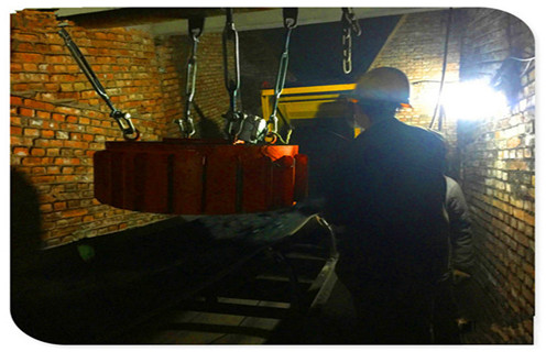 盤式電磁除鐵器rcdb-8的安全措施  　　1.制定制度嚴(yán)格執(zhí)行誰停電,誰送電的制度  　　2.在維修之前要把除鐵器上的鐵質(zhì)清除干凈,并且將周圍的雜質(zhì)清理干凈  　　3.在維修之前,101皮帶必須停止運(yùn)行,嚴(yán)禁皮帶在運(yùn)行時進(jìn)行維修  　　4.在維修之前,維修人員必須了解設(shè)備的工作原理以及除鐵器所檢察部件的性能,準(zhǔn)備好維修時所需要的工具  　　5.登高維修時,維修人員必須使用安全繩,安全帶等實(shí)施