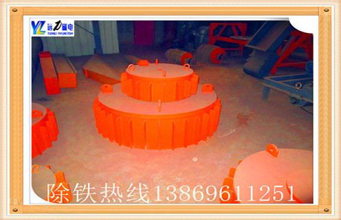 一.遼寧除鐵器磁路設(shè)計        采用計算機(jī)模擬設(shè)計,透磁深度大.磁力強(qiáng).內(nèi)部采用電工專用樹脂澆注,自冷式全密封結(jié)構(gòu).防塵.防雨.耐腐蝕.自動卸鐵.維護(hù)簡便.滾筒腰鼓形結(jié)構(gòu),具備皮帶自動糾偏功能,特制全密封軸承座,可實現(xiàn)長期無故障運行.產(chǎn)品配套性好,整流設(shè)備功能齊全,具有手動和集控功能,能滿足多種場合的使用要求.可有效吸除混雜在非磁性物料中0.1-35公斤的鐵磁性物質(zhì).  　　二.遼寧除鐵器廠家的口碑       遼寧除鐵器在業(yè)內(nèi)的好口碑是十幾年一點一滴積累出來的,優(yōu)質(zhì)的除鐵器凝結(jié)了遼寧技術(shù)人員的心血和先進(jìn)的技術(shù)精髓,它帶給用戶帶來優(yōu)越的除鐵提純體驗,讓人用后不忘,是選礦設(shè)備里的老前輩,遼寧在眾多除鐵器廠家中脫穎而出是行業(yè)里的霸王
