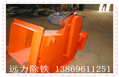 1.管道永磁除鐵器工作原理  　　當(dāng)材料經(jīng)過管道除鐵除鐵分離器時,鐵磁材料吸附到分離器的不銹鋼管的壁上.隨著永磁體移動,隔板逐漸流入材料管.攻絲方向滑動,材料分離.在出鐵口處,由于永磁體物料隨著圓周運動方向提長而被甩開,鐵磁性材料的磁性吸引力損失,在重力的作用下從出鐵放電,實現(xiàn)自動材料鐵.  　　2.管道永磁除鐵器產(chǎn)品特征  　　該裝置采用NdFeB的高剩余磁性作為磁源,除了鐵和高效率,長使用壽命.動力源采用低功率擺線齒輪減速電機(jī),傳動采用精密滾子鏈,體積小,重量輕,運行可靠穩(wěn)定,故障小等優(yōu)點,使用方便,容易維護(hù).設(shè)備結(jié)構(gòu)合理,緊湊,易于安裝,可與管道中的材料串聯(lián)使用.除鐵工藝連續(xù),自動,啟動后設(shè)備不小心.適用于封閉式物料搬運系統(tǒng),工作時無粉塵逃逸,無環(huán)境污染.管道壁采用特殊耐磨材料,使用壽命呈指數(shù)增長.  　　3.管道永磁除鐵器適用范圍：  　　廣泛應(yīng)用于水泥,電力,陶瓷,磚,化工,食品,玻璃,冶金,鋼鐵等行業(yè).它是物料凈化和后續(xù)設(shè)備安全操作的首選.除了鐵設(shè)備.以上為您介紹的就是管道永磁除鐵器在水泥廠中應(yīng)用很廣泛的一款設(shè)備