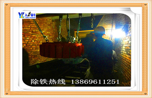 一.粉狀物料電磁除鐵器的技術(shù)特點  　　1.磁性材料的性能NdFeB磁源,溫度高,性能穩(wěn)定,不退磁.  　　2.磁路設(shè)計,雙極結(jié)構(gòu),使磁場通過材料場強(qiáng)大大加深,吸力為普通管道分離器的2-3倍.  　　3.管道全密封體,安裝在熨斗外,避免長期使用分離器造成損壞.  　　4.體積小,重量輕,垂直安裝,方便熨斗.  　　5.根據(jù)用戶要求設(shè)計定制.  　　二.粉狀物料電磁除鐵器的工作原理  　　物料通過裝置,中心分隔器由分離器材料到管道分離器的磁場覆蓋區(qū)域,鐵磁材料吸附在管壁上,去除鐵磁材料打開側(cè)門,鐵磁材料刪除.