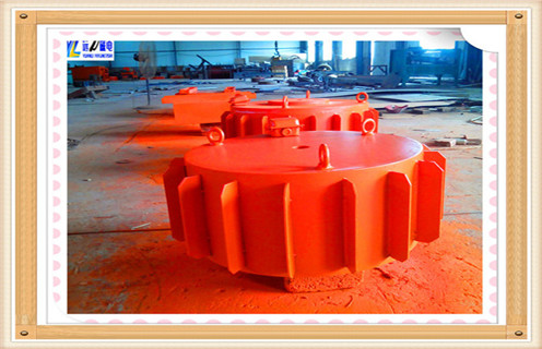 一.懸掛式電磁除鐵器rcdb-6.5的技術(shù)特點  　　1..磁路采用計算機模擬設計,透磁深度大.磁力強.  　　2. 內(nèi)部采用電工專用樹脂澆注,自冷式全密封結(jié)構(gòu).防塵.防雨.耐腐蝕.  　　3.自動卸鐵.維護簡便.滾筒腰鼓形結(jié)構(gòu),具備皮帶自動糾偏功能,特制全密封軸承座,可實現(xiàn)長期無故障運行.  　　4.產(chǎn)品配套性好,整流設備功能齊全,具有手動和集控功能,能滿足多種場合的使用要求.  　　5.可有效吸除混雜在非磁性物料中0.1-35公斤的鐵磁性物質(zhì).  　　二.懸掛式電磁除鐵器rcdb-6.5的發(fā)展方向  　　1.精細除鐵：由于原料在加工過程中難免混入一些細小鐵件,有時還混有少量鐵鈦質(zhì)礦物,要除去這部分較細的鐵雜質(zhì)就必須提高除鐵器的除鐵能力,向精細方向發(fā)展.  　　2.高磁場.高梯度：應用更好的材料,使除鐵器磁場強度達到最佳,梯度越來越大.  　　3.節(jié)能方面：電磁除鐵器是靠通電產(chǎn)生電流產(chǎn)生磁場,在某些行業(yè)有不可替代的優(yōu)勢(如陶瓷廠),因此,節(jié)能降耗是電磁除鐵器的發(fā)展趨勢.  　　4.控制自動化：電磁除鐵器的控制系統(tǒng)常采用PLC控制,可提高可靠性.減少維護量,方便地與其他自動控制系統(tǒng)聯(lián)網(wǎng).  　　5.開發(fā)大功率電磁除鐵器：研制新型電磁除鐵器電源,電源好壞是決定除鐵器性能的因素之一.好的電源具有功率因數(shù)高.易于控制.成本低.節(jié)能和易于與其他智能設備連接等優(yōu)點.