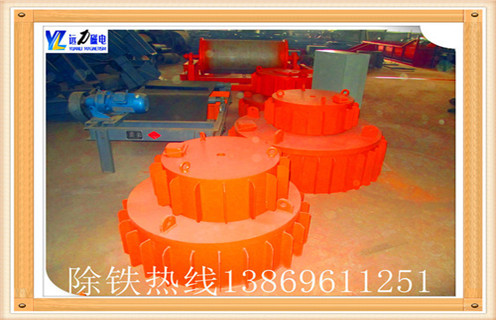 2.電磁除鐵器的安裝與調(diào)試  　　2.1..工作人員要隨時檢查行走電機的電氣絕緣性能,并在調(diào)試前達到所需功率.  　　2.2.兆歐表在用兆歐表運行前,測量繞組絕緣在磁殼上的值應(yīng)不小于10MΩ,檢查勵磁繞組接線是否正確可靠,準(zhǔn)確使用后. 2.3.安裝后,對于RCDB-3到RCDB-6型號,首先將電源控制柜可調(diào)電位器調(diào)到最小位置,然后打開電源開關(guān)將電位器調(diào)到額定值,連續(xù)功率;對于RCDB- 6.5以上型號使用變壓器抽頭的調(diào)節(jié)方法,當(dāng)發(fā)現(xiàn)使用現(xiàn)場電壓過高或過低時,該方法可用于調(diào)節(jié)開關(guān)抽頭的工作功率.  　　2.4.經(jīng)常觀察電壓表,電流表讀數(shù)正常,并且不得超過其額定值.  　　?2.5.當(dāng)試驗后預(yù)期,要觀察鐵效果,如果差,應(yīng)在電磁除鐵器之前和之后移動,直到到目前為止最好的效果,并調(diào)整懸掛高度