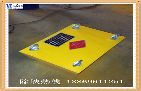 1.永磁除鐵器廠家的性能有幾個(gè)方面的技術(shù)改進(jìn)  　　1.磁性合金矯頑力提高較大,去磁率明顯降低,磁感應(yīng)強(qiáng)度比原來增加30%以上,裝配后額定起重高度的磁感應(yīng)強(qiáng)度可達(dá)1200gs?1500gs以上解決了目前的帶式輸送機(jī),厚,低鐵去除率的問題.  　　2.為了防止長期使用磁退磁，永磁分離器制造商，NdFeB采取鍍鋅抗氧化處理，同時(shí)組裝環(huán)氧樹脂與全密封澆鑄，防止磁性接觸空氣氧化，磁選機(jī)去磁率大大降低，小于10年，小于5%。  　　3.永磁鐵除鐵器難以在鐵吸收后除去，給用戶帶來很多不便，為了解決這個(gè)問題,會(huì)在除鐵器底部增加一層耐磨襯墊,一個(gè)在不存在的下鐵鐵工作面的磁感應(yīng)強(qiáng)度同時(shí)減弱表面的場強(qiáng),使鐵片中的鐵片脫離吸力，隨著放電鐵片的旋轉(zhuǎn)更容易投擲,第二是避免鐵片大片鐵片受到重傷時(shí)的沖擊帶,永磁分離器，緩沖效果.  　　4.鼓筒結(jié)構(gòu),具有自動(dòng)修正功能;全密封外殼,適應(yīng)環(huán)保能力,可保證長時(shí)間無故障連續(xù)工作.