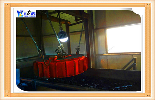 1.上海石灰廠電磁除鐵器廣泛應(yīng)用  　　用于冶金.礦山.選煤廠.電廠.陶瓷.玻璃.水泥.建材.化工.食品及飼料加工行業(yè),在新興的垃圾處理工業(yè)中,也需要電磁除鐵器回收廢物中的鋼鐵.尤其在煤炭和陶瓷行業(yè)中,煤中混有的雷管.鐵釘?shù)辱F雜質(zhì)不僅影響安全生產(chǎn),而且影響出口煤炭的質(zhì)量和聲譽;陶瓷工業(yè)生產(chǎn)中使用的石灰石.硅石.白云石.長石等原料,?；蚨嗷蛏俸需F及鐵的化合物,鐵質(zhì)對陶瓷產(chǎn)品危害極大,它常使瓷器外表面產(chǎn)生褐色或黑色斑點,影響產(chǎn)品的白度,降低陶瓷產(chǎn)品的等級.因此利用電磁除鐵器除鐵這一環(huán)節(jié)就顯得非常重要.近年來,為滿足工業(yè)生產(chǎn)的多種需要,研制開發(fā)出了大量的新型除鐵器.  　　2.上海石灰廠電磁除鐵器容易出現(xiàn)問題分析  　　除了鐵水在水泥廠用于保護(hù)原料和熟料破碎機,輥壓機,立式磨,包裝機和球磨機磨粉系統(tǒng)外.用于去除原料中的鐵,保護(hù)磨削設(shè)備的順利運行,降低故障率.在玻璃中,陶瓷廠用來除去鐵質(zhì)雜質(zhì)和鐵粉中的原料,保護(hù)破碎設(shè)備,提高玻璃品位.在磚廠用于破碎機,滾壓機,磚機鐵保護(hù).隨著水泥標(biāo)簽的改善和水泥企業(yè)技術(shù)改造的深入,磨削技術(shù)已成為水泥廠的重要工藝,為提高軋機產(chǎn)量和細(xì)度,有必要轉(zhuǎn)變破碎體系,采用高精度破碎機和研磨機,按設(shè)備類型粉碎,材料的尺寸一般在10毫米以下,所以細(xì)料被粉碎,一旦與鏈條,扳手,螺栓,廢鐵等鐵屑混合,機器造成嚴(yán)重?fù)p壞.