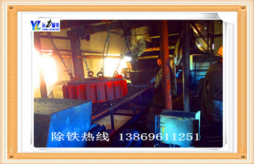 盤式自冷電磁除鐵器,現(xiàn)如今在陶瓷行業(yè)的應(yīng)用越來越多,我們在盤式自冷電磁除鐵器的應(yīng)用與現(xiàn)狀要求如下 :  　　1.建筑衛(wèi)生陶瓷生產(chǎn)企業(yè)對除鐵問題的重視程度越來越高,許多企業(yè)都把它列進(jìn)了議事日程,主要領(lǐng)導(dǎo)親自過問或分管領(lǐng)導(dǎo)直接抓.除鐵器的使用場合不斷擴(kuò)大,由原來釉料除鐵發(fā)展到坯料亦除鐵.需要除鐵的產(chǎn)品越來越多,包括了日用陶.衛(wèi)生潔具和各類淺白色釉面墻地磚,拋光磚等.除鐵要求也越來越高,一條生產(chǎn)線由原來不用除鐵器到安裝一個(gè)除鐵器,發(fā)展到安裝3～4個(gè)多級(jí)串聯(lián)除鐵器,一個(gè)除鐵槽的吸鐵磁棒也由原來的一二十支發(fā)展到二三百支,投資越來越大.