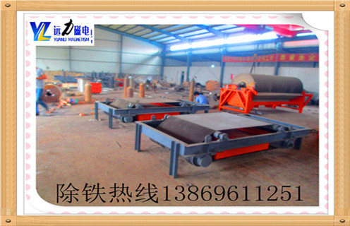  盤式除鐵器的操作規(guī)程您曉得多少,下面我們就來為大家講解下盤式除鐵器在操作過程中的具體規(guī)定: ? 　　1. 永磁除鐵器必須待主皮帶開車前啟動，停車時，必須待主皮帶物料拉空停車后，方可停車。  　　2. 吸出的鐵器要及時進行回收清理，發(fā)現(xiàn)雷管必須上交車間，嚴(yán)禁私藏。  　　3. 工作過程中要經(jīng)常檢查設(shè)備運轉(zhuǎn)情況，當(dāng)發(fā)現(xiàn)有膠帶跑偏、接頭卡子開， 必須停車處理。  　　4.帶式輸送機上除鐵器吸鐵較多，確需進行除鐵或每天停產(chǎn)檢修時必須進行的除鐵是應(yīng)做到：