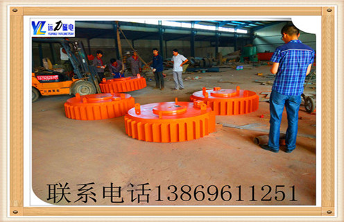 盤式電磁除鐵器的主要性能  　　主要性能指標(biāo)達(dá)到或高于JB / T7689-95標(biāo)準(zhǔn),該產(chǎn)品可與非磁性材料混合,去除0.1-25公斤的鐵磁材料.  　　3.1采用焊接密封結(jié)構(gòu),內(nèi)部采用電鑄樹脂,使其具有防塵,防水的性能,絕緣強(qiáng)度高,散熱性好,效率高.  　　3.2保證磁場吸力性能(主要是IN)在增加線圈匝數(shù)的前提下,降低電流密度,從而大大降低熱源使溫度控制在70℃以內(nèi),延長了隔膜的使用壽命.廣泛應(yīng)用于煤,電,水泥,建材等行業(yè).  　　3.3配備行走小車和其他設(shè)備,從而保證設(shè)備可以適應(yīng)特殊要求的操作環(huán)境.