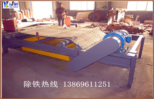 　　強永磁懸掛自卸式除鐵器是節(jié)能減排設(shè)備的先行者,資源消耗低,廢水廢氣排出少,在國內(nèi)大中小型選礦廠都有非常廣泛的使用,使用簡單方便,對環(huán)境的工作要求不高.今天我們來看一下強永磁除鐵器的使用特點. 　　1.強永磁懸掛自卸式除鐵器特點  　　永磁除鐵器是由釹鐵硼永磁磁芯,棄鐵皮帶.減速電機.框架.滾筒等部分組成,與各種輸送機配套使用,用于從非磁性物料中自動清除鐵磁性物質(zhì),用于物料中含鐵較多的場合.高性能釹鐵硼做磁源,磁性強,不易退磁.兩邊滾筒為腰鼓形結(jié)構(gòu),具備自動糾偏功能,密封性極好,所以能很好的適應(yīng)各種惡劣環(huán)境.控制部分可以皮帶機連鎖,可實現(xiàn)就地手動控制和集中控制兩種方式.濰坊遠力磁電生產(chǎn)的永磁自卸式除鐵器,使用效果有目共睹,產(chǎn)品質(zhì)量全部符合國家標(biāo)準(zhǔn),