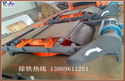 2.強永磁懸掛自卸除鐵器安裝中的4禁  　　永磁除鐵器這種設(shè)備工作易安裝易使用,是比較簡單可靠的設(shè)備,用于從非磁性物料中自動清除鐵磁性物質(zhì),用于物料中含鐵較多的情況.但是作為除鐵設(shè)備它也有自己的操作原則,工作人員要遵守這些規(guī)則才能更好的利用它帶來經(jīng)濟效益   2.1.絕對不準(zhǔn)用水沖洗該設(shè)備.水的參與容易生銹,給設(shè)備帶來損傷.   2.2.嚴(yán)禁站在除鐵器正下方清理鐵器等雜物.防止產(chǎn)生事故.   2.3.帶式輸送機和除鐵器在運行及工作狀態(tài)時,嚴(yán)禁除鐵操作.   2.4.帶式自卸式永磁除鐵器運行過程中,嚴(yán)禁在卸鐵前方位置停留,并嚴(yán)禁將身體任何部位進入卸鐵溜槽下方.掌握了永磁除鐵器的常用規(guī)則,相信大家會有更好的使用體驗