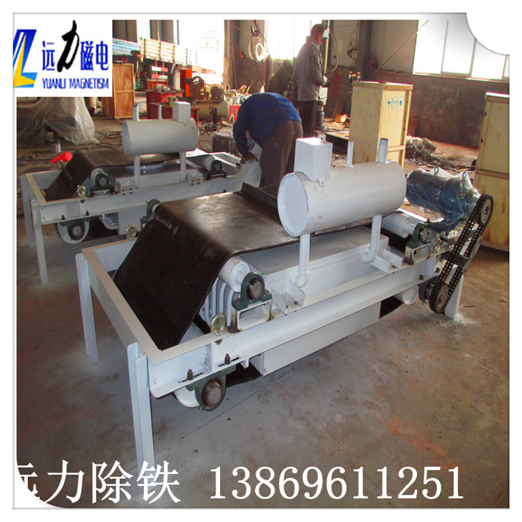 1.油冷式電磁除鐵器的結(jié)構(gòu)  出油管分別與循環(huán)泵及散熱器連接.變壓器油通過(guò)進(jìn)油管.注油通道及進(jìn)油通道流入線圈的油道內(nèi),并在油道內(nèi)自下而上運(yùn)動(dòng),帶走線圈內(nèi)部產(chǎn)生的熱量,再通過(guò)軛板內(nèi)的回油通道返回出油管內(nèi)送入散熱器內(nèi)進(jìn)行散熱,周而復(fù)始的實(shí)現(xiàn)為線圈降溫的目的.  　　2.油冷式電磁除鐵器的內(nèi)部循環(huán)  由于采用內(nèi)循環(huán)結(jié)構(gòu),簡(jiǎn)化了外部的循環(huán)管路,減少了焊點(diǎn)泄漏現(xiàn)象的發(fā)生,保證了除鐵器能夠正常工作,提高了除鐵效率.同時(shí),這種內(nèi)循環(huán)結(jié)構(gòu)使油路循環(huán)更加均勻合理,有效地降低了除鐵器的溫升,保證溫升在40℃以下,提高了除鐵器的性能,使其性能遠(yuǎn)遠(yuǎn)高于行業(yè)標(biāo)準(zhǔn).此外,鐵芯內(nèi)設(shè)有立體注油通道,進(jìn)油時(shí)可對(duì)鐵芯進(jìn)行散熱,使除鐵整體的散熱效果更好.具有結(jié)構(gòu)簡(jiǎn)單,設(shè)計(jì)合理,便于維修,添補(bǔ)了此類除鐵器的空白,處于油冷除鐵器的領(lǐng)先水平,值得廣泛的推廣應(yīng)用.