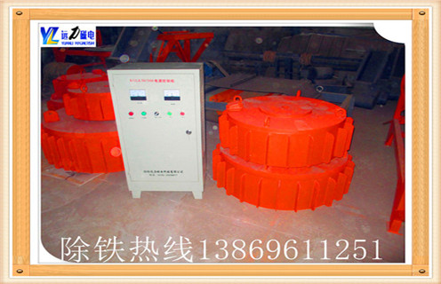 1.干式電磁除鐵器的主要性能指標(biāo)  　　達到或高于JB / T7689-95標(biāo)準,去除0.1-35公斤鐵磁材料中的散裝材料.  　　2.干式電磁除鐵器實際上是整流電路電磁除鐵器應(yīng)用的控制柜：  　　2.1.變壓器控制柜是除鐵器所需的直流電源設(shè)備.它也是整個除鐵器操作的控制裝置.在除鐵器的提升完成之后,可以根據(jù)電氣接線圖連接除鐵器的電源.  　　2.2.控制柜應(yīng)放置在小灰塵,干燥,無雨雪侵入,通風(fēng)良好,易于操作和觀察的地方;  　　2.3.使用前應(yīng)檢查電氣部件,連接線和緊固件是否因長途運輸造成的松動或損壞,接線時應(yīng)正確區(qū)分輸出和輸入;  　　2.4.控制柜至少一次四分之一的灰塵,并檢查電氣觸點是否松動,有時間修復(fù)的問題;  　　2.5.如硅整流二極管損壞,應(yīng)使用相同類型的二極管更換,但必須注意二極管上的符號“極性與原來相同,否則不能更換;  　　?2.6.如果控制柜中使用的保險絲損壞,應(yīng)根據(jù)原理圖的額定值選擇原因