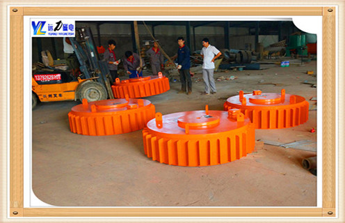 1.電磁輥筒除鐵器工作原理  　　當(dāng)在強(qiáng)磁場(chǎng)的磁場(chǎng)下通過(guò)直流勵(lì)磁線圈的材料將在鐵磁材料中混合時(shí),繼續(xù)吸起來(lái),從而達(dá)到鐵的目的.  　　RCDB系列干式電磁除鐵器(也稱為PDC系列盤,RCDY系列)是一種用于去除除鐵裝置中的非磁性材料的粉末或塊的類型.其內(nèi)部使用電鑄樹脂,自冷卻完全密封結(jié)構(gòu).具有較大的滲透深度,強(qiáng)吸力,防塵,防雨,腐蝕等特點(diǎn),在極惡劣的環(huán)境下仍能可靠運(yùn)行.  　　2.電磁輥筒除鐵器的主要結(jié)構(gòu)  　　該機(jī)主要由電磁線圈,磁芯,磁極填料,接線盒等組成.  　　3.電磁輥筒除鐵器的主要性能  　　主要性能指標(biāo)達(dá)到或高于JB / T7689-95標(biāo)準(zhǔn),該產(chǎn)品可與非磁性材料混合,去除0.1-25公斤的鐵磁材料.  　　3.1,采用焊接密封結(jié)構(gòu),內(nèi)部采用電鑄樹脂,使其具有防塵,防水的性能,絕緣強(qiáng)度高,散熱性好,效率高.  　　3.2,保證磁場(chǎng)吸力性能(主要是IN)在增加線圈匝數(shù)的前提下,降低電流密度,從而大大降低熱源使溫度控制在70℃以內(nèi),延長(zhǎng)了隔膜的使用壽命.廣泛應(yīng)用于煤,電,水泥,建材等行業(yè).  　　3.3,配備行走小車和其他設(shè)備,從而保證設(shè)備可以適應(yīng)特殊要求的操作環(huán)境.