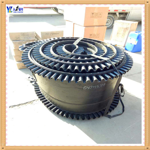 2.除鐵器皮帶的保養(yǎng)方法  　　2.1. 輸送帶在運(yùn)輸和貯存中,應(yīng)保持清潔,避免陽光直射 除鐵器環(huán)形帶廠家,雨雪浸淋,防止與酸 . 堿.油類,有機(jī)溶劑等影 響橡膠質(zhì)量的物質(zhì)接觸,并距離發(fā)熱裝置1米以外.  　　2.2. 貯存時庫房內(nèi)溫度宜保持在—15℃—+40℃之間,相對濕度宜保持在50—80%之間.  　　2.3. 貯存中輸送帶須成卷放置,不得折疊,放置期間應(yīng)每季翻動一次.  　　2.4. 輸送帶運(yùn)行速度不應(yīng)大于5.0米/秒,運(yùn)輸塊度大,磨損性大的物料和使用固定犁型卸料裝置時應(yīng)盡量采用低速.超出規(guī)定速度時,會影響膠帶使用壽命.  　　2.5. 運(yùn)輸機(jī)的傳動滾筒直徑與輸送帶布層的關(guān)系,傳動滾筒改向滾筒的配套以及對托輥槽角的要求,應(yīng)根據(jù)輸 送機(jī)的設(shè)計規(guī)定,合理選取.  　　2.6. 為減輕物料對膠帶的沖擊與磨損,給料方向應(yīng)順膠帶的運(yùn)行方向;物料下落到膠帶上的落差應(yīng)盡量減小;給料口應(yīng)避開滾筒或托輥的正上方;膠 帶受料段應(yīng)縮短托輥間距 和采取緩沖措施.為防止刮破膠帶,擋料裝置刮板清掃裝置和卸料裝置與膠帶的接觸部分應(yīng)采用硬度適宜的橡膠板,不要采用夾有布層的膠帶頭.