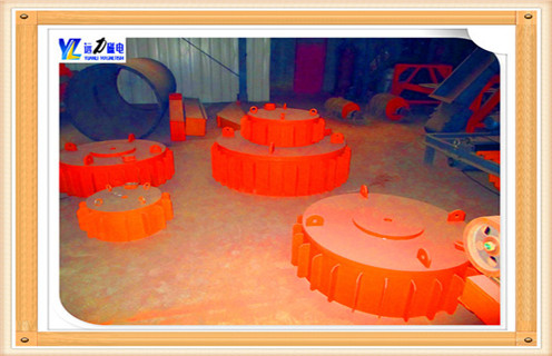 　　輸煤系統(tǒng)用電磁除鐵器批發(fā),在輸煤系統(tǒng)中除鐵為什么要選用電磁除鐵器呢?因?yàn)橄啾扔来懦F器來說,電磁除鐵器的磁力更強(qiáng),而輸煤運(yùn)輸中,因?yàn)槊簤K大,如果磁力不夠強(qiáng)勁的話,里面的鐵磁性物質(zhì)就不容易吸附上來,從而失去了選用除鐵器的意義,遠(yuǎn)力磁電是專業(yè)生產(chǎn)電磁除鐵器的廠家,價(jià)格優(yōu)惠,來電請(qǐng)咨詢138-696-11251. 　　1.輸煤用電磁輸煤用電磁除鐵器周圍鐵件的影響  　　周圍鐵件被磁化后除鐵效果會(huì)受影響.在輸煤用電磁輸煤用電磁除鐵器的下方和周圍存在托輥組及其他鋼質(zhì)器件,不同形狀的鐵件被磁化后形成的附加磁場很復(fù)雜,其中垂直于托輥方向的磁場對(duì)鐵件影響大.磁感應(yīng)強(qiáng)度數(shù)值不大,且隨著距托輥的距離增大,磁感應(yīng)強(qiáng)度迅速減小,在 0～40 mm之內(nèi),其梯度很大.經(jīng)計(jì)算,在距托輥 10～100 mm處,埋在煤層最下面緊靠皮帶機(jī)處的鐵件所受的托輥磁吸力是大,磁感應(yīng)強(qiáng)度迅速減小,在 0～40 mm之內(nèi),其梯度很大.經(jīng)計(jì)算,在距托輥 10～100 mm處,埋在煤層最下面緊靠皮帶機(jī)處的鐵件所受的托輥磁吸力是煤層中上部鐵件所受吸力的百倍以上.這是一個(gè)不容忽視的影響.