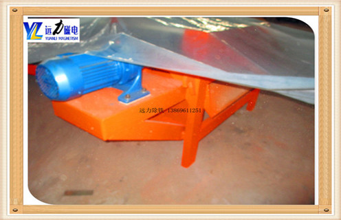 1.電磁除鐵器要除去輸送帶上煤炭中的鐵件,需克服鐵件的自重.件上所覆煤層的重力.層對鐵件的摩擦力.場中被磁化鐵質(zhì)物體對鐵件的附加引力.而鐵件距磁盤的磁極越近,所受的吸力越大,其他負(fù)面影響越小,所以要保持鐵件不掉下來的場強(qiáng),要比將鐵件從煤層中吸上所需的場強(qiáng)小得多,所以為了控制電磁除鐵器的溫升,在除鐵器前可安裝金屬探測器.  　　2.當(dāng)輸送帶中有鐵件時(shí),金屬探測器發(fā)信號(hào)給除鐵器,使電磁除鐵器中產(chǎn)生強(qiáng)磁,將鐵件吸上來.在通常情況下,電磁除鐵器只需產(chǎn)生保證鐵件不掉下來的磁場就夠了.為了確保金屬探測器可靠,可將雙測器并聯(lián)使用,只要一個(gè)探測器探測到鐵件,電磁除鐵器中就立即產(chǎn)生強(qiáng)磁.影響電磁除鐵器除鐵效果的因素有很多,煤層的厚度只是其中的一個(gè)因素,想要達(dá)到理想的效果,有考慮各方面的原因,