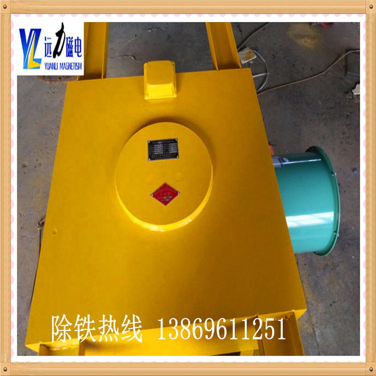 RCDA風(fēng)冷電磁除鐵器有什么回收價(jià)值,RCDA系列風(fēng)冷工懸掛式電磁除鐵器磁路采用計(jì)算機(jī)模擬設(shè)計(jì),透磁深度大.磁力強(qiáng).特殊的風(fēng)道設(shè)計(jì),軸流風(fēng)機(jī)強(qiáng)迫風(fēng)冷,風(fēng)量大,風(fēng)壓高,使線圈散熱快,溫升低,冷熱態(tài)磁場差異小.線圈經(jīng)特殊的浸漆絕緣及固化處理技術(shù),抗氧化,耐腐蝕,提高整機(jī)的絕緣性能,保障長期連續(xù)工作不老化