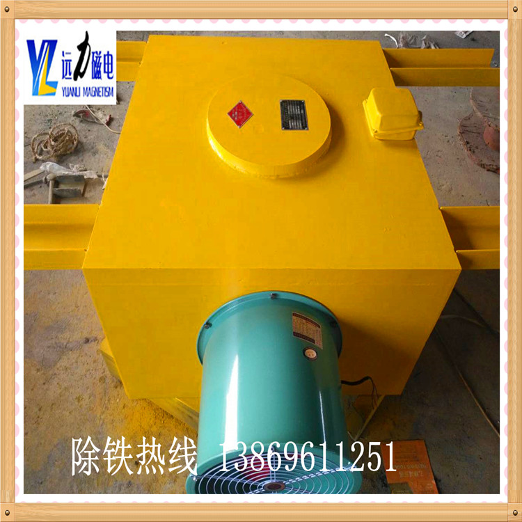 2.RCDA風(fēng)冷電磁除鐵器使用注意事項(xiàng)：  　　2.1.除鐵器工作時(shí),附近有強(qiáng)大磁場,所以在其周圍不得放置儀器儀表等,工作人員不得持銳利鐵件靠近,以防傷人事故發(fā)生.  　　2.2.平常的檢查維護(hù)主要是經(jīng)常對(duì)其周圍的粉塵進(jìn)行清理,對(duì)小車軸承定期加油.發(fā)現(xiàn)損壞及時(shí)更換同型號(hào)配件.  　　2.3.電源線要經(jīng)常檢查,發(fā)現(xiàn)外傷,及時(shí)更換.  　　2.4.電控柜控制原理圖請?jiān)斠姳緳C(jī)電控原理圖.  　　2.5.維修除鐵器及控制柜時(shí),必須切斷總電源