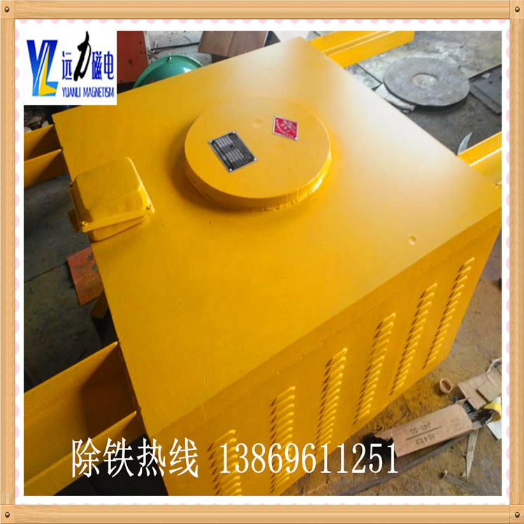 　懸掛式電磁除鐵器的安裝步驟,濰坊遠力磁電科技有限公司,很多電磁除鐵器客戶在購買我們的產(chǎn)品后,不知道如何詳細安裝,今天遠力小編說詳細講解下如何安裝電磁除鐵器的兩個方法：  　　1.安裝前先檢查電磁除鐵器的線圈絕緣電阻應(yīng)不低于lOMΩ,如因受潮絕緣電阻下降,應(yīng)檢查處理,達到使用要求后,方準使用.  　　2.檢查電磁除鐵器吊掛裝置是否牢固,若無問題則可進行安裝.