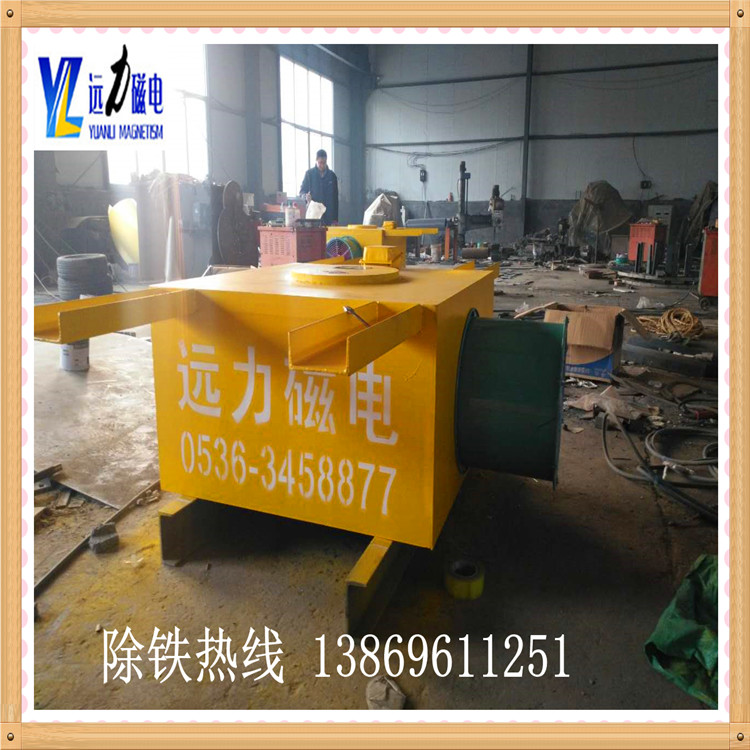 1.安裝前先檢查電磁除鐵器的線圈絕緣電阻應(yīng)不低于lOMΩ,如因受潮絕緣電阻下降,應(yīng)檢查處理,達到使用要求后,方準使用.  　　2.檢查電磁除鐵器吊掛裝置是否牢固,若無問題則可進行安裝.  　　?3.安裝方式：除鐵器有兩種安裝方式  　　3.1電磁除鐵器傾斜安裝安裝在皮帶機頭,當(dāng)帶速較快時(大于2m/s),除鐵器可安裝在滾筒前位置,當(dāng)帶速較慢時(小于2m/s)除鐵器位置要后移,以靠近滾筒(滾筒宜采用非導(dǎo)磁材料).磁芯中心線與皮帶機滾筒中心間距S的選定：S與滾筒R.皮帶機線速度.物料性質(zhì).粘度,還與除鐵器傾角.H等諸多因素有關(guān).一般S=R(+300/-200) 傾斜角度5°～15°左右.額定吊高見技術(shù)參數(shù)表.  　　3.2電磁除鐵器水平安裝除鐵器行走小車的運行方向與輸送皮帶運行方向垂直,用于行走小車帶動除鐵器脫離皮帶后清除鐵磁雜物.可安裝在輸送帶上方(在除鐵器下方宜安裝非導(dǎo)磁直托輥).除鐵器磁芯中心與皮帶中心于同一垂線上.