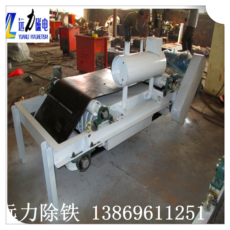 1.通遼油冷自卸式電磁除鐵器的組成  　　RCDF系列油冷自卸式電磁除鐵器由除鐵器本體和卸鐵機構兩部分組成.卸鐵機構由機架.擺線針輪減速機(以下簡稱減速電機).主 從動滾筒.托輥.皮帶輪(或鏈輪).三角帶(或皮帶輪)和裝有刮板的卸鐵皮帶組成.  　　2.油冷自卸式電磁除鐵器工作原理  　　除鐵器接通電源后,勵磁系統(tǒng)產生了強大的磁場,當輸送機上的散狀物料經過除鐵器下方時,混雜在物料中的鐵磁性雜物,在磁場力作用下被吸起,由運行的卸鐵皮帶連續(xù)拋出,當物料脫離磁場范圍外,鐵磁性雜物在重力作用下掉入集鐵箱中.