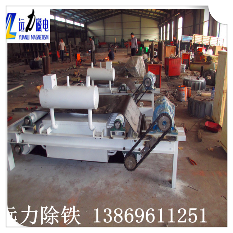 強(qiáng)迫油冷電磁除鐵器線圈的大電感常常造成其配套控制設(shè)備的損傷,也大大降低了強(qiáng)迫油冷電磁除鐵器的工作效率.因此我們在保證安全系數(shù)的情況對其進(jìn)行有效的優(yōu)化設(shè)計(jì),使電感量降到最低.同時(shí)可增加反向電流將退磁時(shí)間控制在3秒以內(nèi),有效提高了強(qiáng)迫油冷電磁除鐵器的工作效率.  　　4.出線盒采用內(nèi)外雙腔體結(jié)構(gòu),內(nèi)腔為勵(lì)磁線圈出線,外腔為外接電纜接線柱,可以有效保護(hù)勵(lì)磁線圈出線不受損害.出線電纜外側(cè)另有橡膠護(hù)套及壓緊裝置,即使在惡劣條件下也能保護(hù)線圈安全.