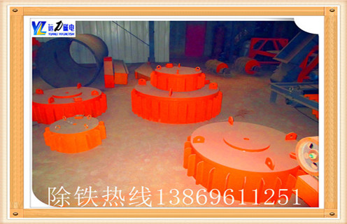 1.盤式電磁除鐵器的安裝要求：  　　1.1額定懸掛高度處對應(yīng)磁極幾何中心的磁感應(yīng)強(qiáng)度不小于150mT   ?1.2供電電壓為AC380V,50Hz.電控柜及電機(jī)防護(hù)等級為IP55.控制柜外殼采用不銹鋼板,采用雙層門.厚度≥2mm.  　　1.3兩臺除鐵器應(yīng)采用程控交替運(yùn)行.RCDB型自冷盤式電磁除鐵器與PDC系列盤式電磁除鐵器.RCDY系列電磁除鐵器等同.是用于清除粉狀或塊狀非磁性物料中雜鐵的除鐵裝置.其內(nèi)部采用電工專用樹脂澆注,自冷式全密封結(jié)構(gòu),具有透磁深度大.吸力強(qiáng).防塵.防雨.耐腐蝕等特點(diǎn),在極其惡劣的環(huán)境中仍能可靠運(yùn)行.行走裝置的配備可由客戶自己選擇.   1.4除鐵器行走前10秒,應(yīng)有聲光報警,聲光報警一直持續(xù)到除鐵器回到原位.