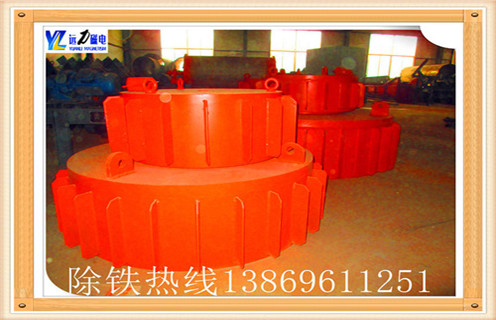1.【RCDB系列超強(qiáng)干式電磁除鐵器工作原理】  　　1.1該設(shè)備內(nèi)部采用電工專業(yè)的樹枝澆注,自冷式全密封結(jié)構(gòu),這樣澆注的結(jié)果是具有透磁深度大.吸力強(qiáng).防塵.防雨.耐腐蝕等特點(diǎn),  　　1.2能夠在極其惡劣的環(huán)境中仍能可靠運(yùn)行.對(duì)磁性材料的回收和防止研磨機(jī)、細(xì)碎機(jī)等機(jī)械設(shè)備的破壞和磨損,有可靠的保護(hù)作用.  　　濰坊遠(yuǎn)力磁電有限公司專業(yè)生產(chǎn)除鐵器設(shè)備,工藝精湛,生產(chǎn)的除鐵器設(shè)備不僅在省內(nèi)銷售,而且遠(yuǎn)銷全國(guó)各大城市,成為除鐵器較大的供應(yīng)商之一.