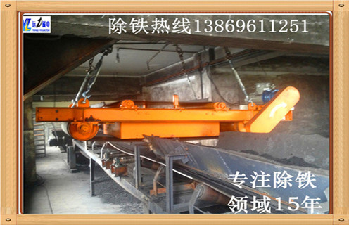 帶式除鐵器使用現(xiàn)場(chǎng)-磚瓦城市破碎綜合利用，RCYC系列帶式永磁除鐵器,無需勵(lì)磁線圈,省電節(jié)能。采用永磁性磁場(chǎng),這樣能保持恒定的高場(chǎng)強(qiáng)永磁場(chǎng),磁系內(nèi)部采用環(huán)氧樹脂澆注,形成一個(gè)整體,在惡劣環(huán)境中長(zhǎng)期運(yùn)行,無幫障。自卸機(jī)構(gòu)由不銹鋼刮板,環(huán)行膠帶,擺線針輪減速機(jī),工作框架 等組成。能除去混雜在非磁性物料中重量為0.1-35kg的鐵磁性物質(zhì),即可提高原料品位,同時(shí)也能用于加收鐵磁性物質(zhì).