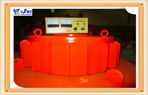 　1.電磁除鐵器概念原理：  　　當(dāng)直流電通過導(dǎo)體時(shí)會(huì)產(chǎn)生磁場，而通過作成螺線管的導(dǎo)體時(shí)則會(huì)產(chǎn)生類似棒狀磁鐵的磁場。在螺線管的中心加入一磁性物質(zhì)則此磁性物質(zhì)會(huì)被磁化而達(dá)到加強(qiáng)磁場的效果。  　　一般而言，電磁除鐵器所產(chǎn)生的磁場強(qiáng)度與直流電大小、線圈圈數(shù)及中心的導(dǎo)磁物質(zhì)有關(guān)，在設(shè)計(jì)電磁除鐵器時(shí)會(huì)注重線圈的分布和導(dǎo)鐵物質(zhì)的選擇，并利用直流電的大小來控制磁場強(qiáng)度。然而線圈的材料具有電阻而限制了電磁除鐵器所能產(chǎn)生的磁場大小，但隨著超導(dǎo)體的發(fā)現(xiàn)與應(yīng)用將有機(jī)會(huì)突破現(xiàn)有的限制。