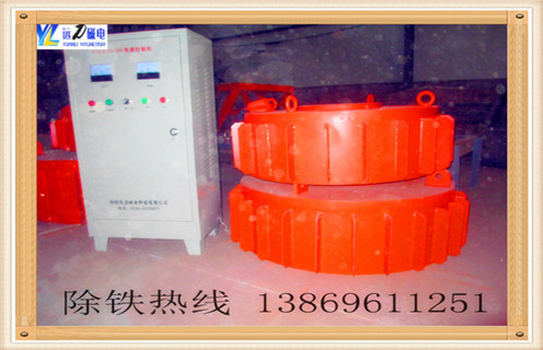 　　電磁除鐵器的技術(shù)特點(diǎn)及變頻控制柜是如何應(yīng)用的，今天遠(yuǎn)力小編就與大家一起詳細(xì)介紹下： 　　一、電磁除鐵器的技術(shù)特點(diǎn)如下  　　1、電磁除鐵器磁路采用計(jì)算機(jī)模擬設(shè)計(jì)，透磁深度大，磁力強(qiáng)。  　　2、特殊的風(fēng)道設(shè)計(jì)，軸流風(fēng)機(jī)強(qiáng)迫風(fēng)冷，風(fēng)量大，風(fēng)壓高，使線圈散熱快，溫升低，冷熱態(tài)磁場(chǎng)差異小。  　　3、電磁除鐵器線圈經(jīng)特殊的浸漆絕緣及固化處理技術(shù)，抗氧化，耐腐蝕，懸掛式電磁除鐵器提高整機(jī)的絕緣性能，保障長(zhǎng)期連續(xù)工作不老化。