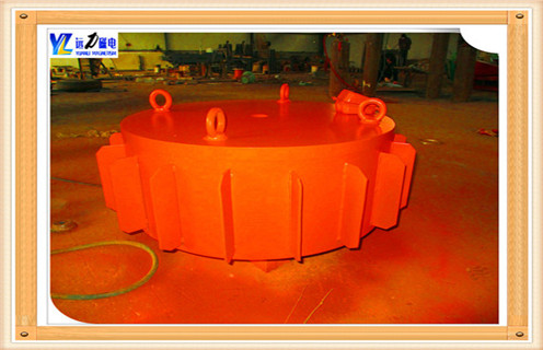 　　怎么檢修電磁除鐵器-電磁除鐵器檢修步驟     電磁除鐵器作為一項重要的除鐵設(shè)備,在正式投入到工作中前,必須做好正式使用前的檢查工作和試行工作.電磁除鐵器在經(jīng)檢查工作和試機(jī)工作無誤后,方可正式投入使用.一旦出現(xiàn)失誤需立即停機(jī)檢查,確保工作人員的人身安全.對于電磁除鐵器的檢查工作和檢修步驟,詳細(xì)內(nèi)容如下. 　　一.電磁除鐵器的檢查工作  　　1.檢查電壓是否正常,絕緣是否良好,除鐵器、控制柜是否接地.  　　2.檢查控制柜電氣元件是否完好,接線端子接觸是否良好.  　　3.檢查電磁除鐵器安裝高度是否正確,吊掛裝置是否牢固,鎖扣是否鎖緊等.  　　4.檢查行走小車運(yùn)行是否正常,方向是否正確.