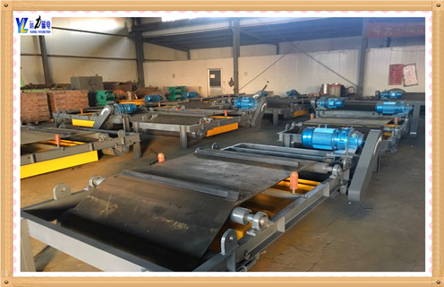 　1米除鐵器應(yīng)用廣泛,在機(jī)械、開采、冶金、儀表等多種行業(yè)是必備儀器,具體應(yīng)用在如礦山、選煤廠、玻璃、建材、陶瓷、化工、電廠等多種加工行業(yè).對于1米除鐵器的作用很多人特別是從事上述行業(yè)的人員來說,已經(jīng)十分了解,但關(guān)于1米除鐵器價(jià)格你了解多少呢?濰坊遠(yuǎn)力磁電有限公司提醒各位有購買意向的朋友：一定要詳細(xì)了解1米除鐵器的價(jià)格,小心花了冤枉錢. 　　關(guān)于1米除鐵器的價(jià)格,并沒有十分明確的統(tǒng)一報(bào)價(jià).這給很多廠家提供了斂財(cái)?shù)臋C(jī)會(huì),他們打著“最先進(jìn)”、“最精良”等稱號(hào)榨取老百姓的血汗錢.結(jié)果,很多人以高價(jià)錢買了低檔的1米除鐵器,也給1米除鐵器這一行業(yè)潑上了“污點(diǎn)”,這種不良風(fēng)氣嚴(yán)重影響1米除鐵器行業(yè)的發(fā)展.對此,我們除了打擊這些不良生產(chǎn)商外,更重要的還是要正確了解1米除鐵器的價(jià)格,不上當(dāng),不花冤枉錢.