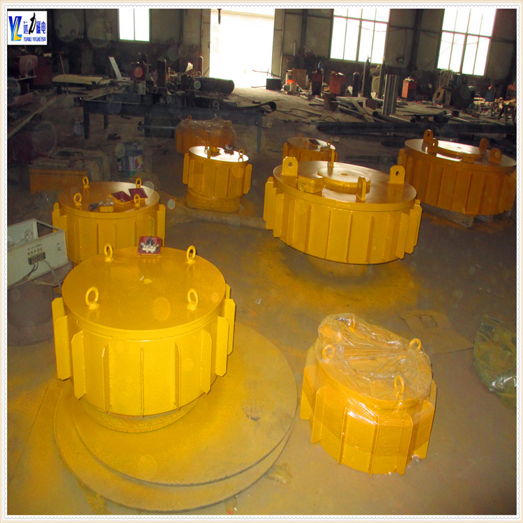 三.電磁帶式除鐵器行業(yè)標(biāo)準(zhǔn)  　　1.經(jīng)常檢查吊裝器有否松動,吊裝器如有松動會使電磁振動給料機四角不平衡,影響給料質(zhì)量,應(yīng)立即緊固.  　　2.振動器的密封罩必須蓋好,以防灰塵進入,堵塞板彈簧之間的間隙,并要經(jīng)常清理密封罩積灰.  　　3.經(jīng)常檢查給料槽振幅和線圈電流,注意機器的響聲是否正常,如果發(fā)現(xiàn)聲音突然變大,或發(fā)現(xiàn)有撞擊聲,要仔細分析原因,并立即停機處理.  　　4.鐵芯與銜鐵之間氣隙任何時間必須保持平衡,應(yīng)隨時檢查螺栓是否松動.間隙是否正常,如果板彈簧頂緊螺栓松動或板彈簧斷裂,鐵芯與銜鐵之間氣隙發(fā)生變化或撞擊,要立即處理.