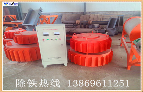 1.我們簡單介紹一下電磁除鐵器的維修事項(xiàng)：     維修主要事項(xiàng)：檢查連接件松緊情況。電線與端子相連時最好使用匹配的冷壓端頭，以保證接頭接觸良好。長期停止運(yùn)行的維護(hù)保養(yǎng)：長期停止運(yùn)行時，重新使用要注意所有法蘭、蓋、隔爆面是否符合要求，隔爆面要定期涂防銹油，內(nèi)外接地要良好。定期檢查設(shè)備絕緣電阻是否符合要求。  　　2.電磁除鐵器廠家的服務(wù)細(xì)節(jié)：  　　如果電磁除鐵器廠家對服務(wù)細(xì)節(jié)的漠不關(guān)心，意味著服務(wù)精神缺少，任何一個剛開始看起來并不重要的細(xì)節(jié)錯失，都會讓消費(fèi)者懷疑或全盤否定我們的服務(wù)精神。服務(wù)型企業(yè)無時不重視細(xì)節(jié)，注意服務(wù)精神的宏揚(yáng)。面對WTO帶來的全球性的競爭，粗放式管理與經(jīng)營再也不能繼續(xù)進(jìn)行下去了。精細(xì)化時代的到來，迫使企業(yè)將競爭的焦點(diǎn)更多地從戰(zhàn)略轉(zhuǎn)向細(xì)節(jié)。因?yàn)榧?xì)節(jié)決定成敗。