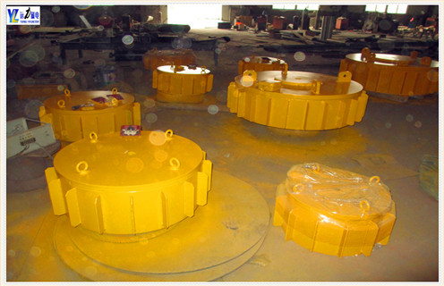 隨著我國經(jīng)濟(jì)的發(fā)展各行各業(yè)對物料除雜的要求不斷提高,對產(chǎn)品的物料品位也有了更高的要求,在許多特殊場合,對物料中鐵磁性物質(zhì)的除凈率要求很高,按照國家標(biāo)準(zhǔn)生產(chǎn)制作的普通除鐵器是根本無法滿足需求的。RCDC 超強(qiáng)型除鐵器是我公司最新推出的，集多種技術(shù)于一身,具有吸力大,吸程深,節(jié)能顯著等優(yōu)點(diǎn),可裝于膠帶運(yùn)輸機(jī)頭部或中部上方,其強(qiáng)大的磁力可將混入物料中的雜鐵吸出并借助有刮板的自卸膠帶將其清除，對于防止銳利鐵器對運(yùn)輸膠帶的破壞及提高物料的純度起著重要作用。因此，在電力、礦山、冶金、建材、化工、輕紡等到部門運(yùn)輸膠帶上都可以廣泛應(yīng)用。