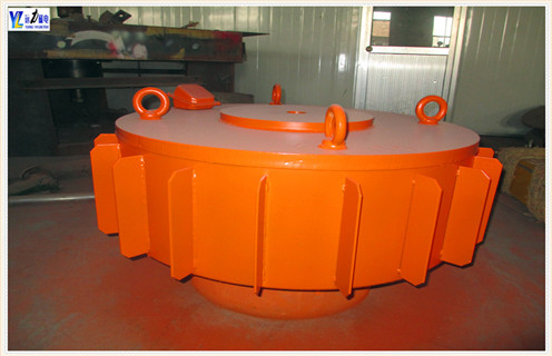 對垃圾電磁除鐵器設(shè)備來說,無論是質(zhì)量多么高,在生產(chǎn)中都難避免出現(xiàn)一些故障,提前阻止故障的發(fā)生亦或是在故障發(fā)生后能夠及時發(fā)現(xiàn)及時解決,都是對除鐵很重要的問題.垃圾電磁除鐵器有了故障千萬不要著急,只要掌握了些技巧,所有問題都會迎刃而解! 　　垃圾電磁除鐵器的常見故障里很多都需要拆卸處理,對于專業(yè)人士來說比較簡單,新手或者經(jīng)驗(yàn)不足的不要盲目拆卸以免適得其反.今天遠(yuǎn)力磁電小編給大家介紹一點(diǎn)如何正確拆卸垃圾電磁除鐵器.看看電磁除鐵器在垃圾處理中的本領(lǐng)！  　　拆卸除鐵時需使用專用工具的,必須按規(guī)定使用專用工具,考慮到其軸承,防止因使用工具不當(dāng)對設(shè)備產(chǎn)生損害.起吊垃圾電磁除鐵器時,有專人負(fù)責(zé),起吊下放前認(rèn)真檢查起重工具.物件須捆綁牢靠,在繞過有棱角.毛刺的物體時應(yīng)墊上木板等物,用U型繩卡卡鋼絲繩套時,U型繩卡不得少于兩個.吊運(yùn)垃圾電磁除鐵器時,要按照垃圾電磁除鐵器名牌標(biāo)示重量及相關(guān)起吊用具安全系數(shù)進(jìn)行合理選擇起吊用具,嚴(yán)禁超負(fù)荷起吊.