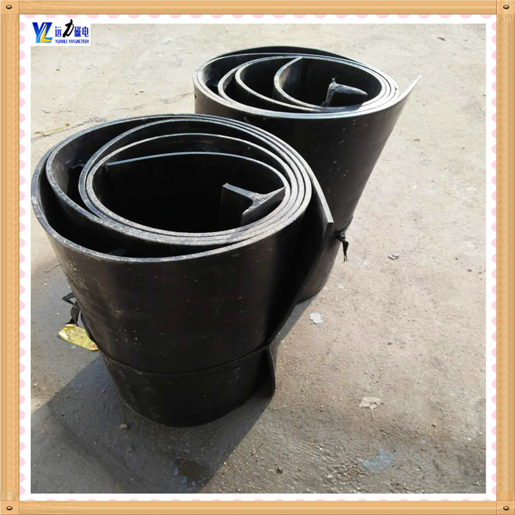 　　Y型防溢裙板、T型防溢裙板、平板型防溢裙板，也叫擋煤皮，擋煤板，裙邊，咨詢電話13869611251，另外還生產(chǎn)橡塑防塵簾、三元乙丙防塵簾，聚氨酯防塵簾，也叫擋煤簾、擋塵簾，除鐵器皮帶