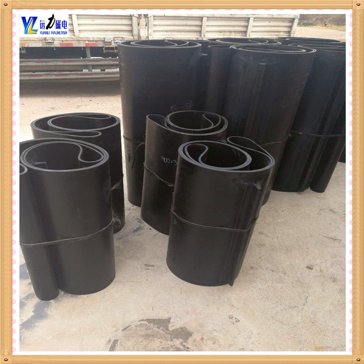 　　Y型防溢裙板、T型防溢裙板、平板型防溢裙板，也叫擋煤皮，擋煤板，裙邊，咨詢電話13869611251，另外還生產(chǎn)橡塑防塵簾、三元乙丙防塵簾，聚氨酯防塵簾，也叫擋煤簾、擋塵簾，除鐵器皮帶