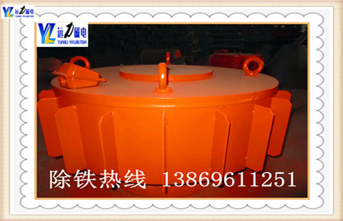 選礦行業(yè)的火速興起,磁選機(jī)公司如“雨后春筍”般涌向市場,選礦行業(yè)的競爭日益激烈,電磁除鐵器在生產(chǎn)上面臨的挑戰(zhàn)也逐漸加大.濰坊遠(yuǎn)力磁電作為典型的磁選機(jī)生產(chǎn)廠家,要想在激烈的市場競爭力立于不敗之地,服務(wù)水平和設(shè)備的工作效率提升是非常關(guān)鍵的一個(gè)環(huán)節(jié).在選礦行業(yè)市場的爭奪戰(zhàn)中干式電磁除鐵器成為最有利的武器. 　　1.遠(yuǎn)力干式電磁除鐵器的優(yōu)越性能給用戶帶來了很大的便利,它不僅節(jié)約資源省水省電,并且隨著技術(shù)的改進(jìn)工作效率也大大提升.近年來,它的工作范圍也擴(kuò)大了很多,可以用于多種場合.  　　2.干式電磁除鐵器可以用于低品位礦石的預(yù)選工作,預(yù)富集礦石資源,提高入磨品位,降低選礦成本.用于尾礦再選,回收尾礦壩干坡段相對富集的尾礦.用于硫酸渣干粉的磁選提純.用于非磁性物料的除鐵,效果明顯,選礦成本低廉.用于磁選廠精粉提純作業(yè),拋除鐵精粉中的貧連生體及脈石,提高精粉等級,增加選廠產(chǎn)品技術(shù)附加值.  　　3.干式電磁除鐵器是不可多得的好設(shè)備,它滿足了客戶對于環(huán)保高效率設(shè)備的需求,在工作的同時(shí),盡最大可能的保護(hù)環(huán)境,節(jié)約資源,維護(hù)我們共同生活的家園.遠(yuǎn)力干式電磁除鐵器的種類豐富,其優(yōu)點(diǎn)更是有目共睹的.