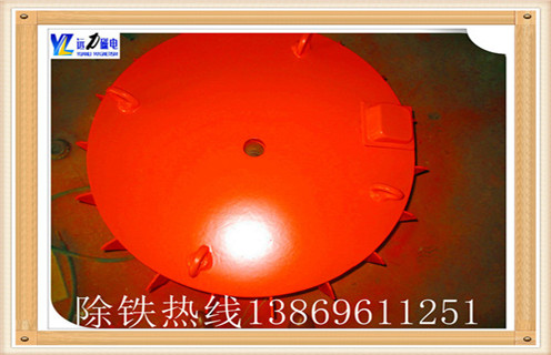 選礦行業(yè)的火速興起,磁選機(jī)公司如“雨后春筍”般涌向市場,選礦行業(yè)的競爭日益激烈,電磁除鐵器在生產(chǎn)上面臨的挑戰(zhàn)也逐漸加大.濰坊遠(yuǎn)力磁電作為典型的磁選機(jī)生產(chǎn)廠家,要想在激烈的市場競爭力立于不敗之地,服務(wù)水平和設(shè)備的工作效率提升是非常關(guān)鍵的一個(gè)環(huán)節(jié).在選礦行業(yè)市場的爭奪戰(zhàn)中干式電磁除鐵器成為最有利的武器. 　　1.遠(yuǎn)力干式電磁除鐵器的優(yōu)越性能給用戶帶來了很大的便利,它不僅節(jié)約資源省水省電,并且隨著技術(shù)的改進(jìn)工作效率也大大提升.近年來,它的工作范圍也擴(kuò)大了很多,可以用于多種場合.  　　2.干式電磁除鐵器可以用于低品位礦石的預(yù)選工作,預(yù)富集礦石資源,提高入磨品位,降低選礦成本.用于尾礦再選,回收尾礦壩干坡段相對富集的尾礦.用于硫酸渣干粉的磁選提純.用于非磁性物料的除鐵,效果明顯,選礦成本低廉.用于磁選廠精粉提純作業(yè),拋除鐵精粉中的貧連生體及脈石,提高精粉等級,增加選廠產(chǎn)品技術(shù)附加值.  　　3.干式電磁除鐵器是不可多得的好設(shè)備,它滿足了客戶對于環(huán)保高效率設(shè)備的需求,在工作的同時(shí),盡最大可能的保護(hù)環(huán)境,節(jié)約資源,維護(hù)我們共同生活的家園.遠(yuǎn)力干式電磁除鐵器的種類豐富,其優(yōu)點(diǎn)更是有目共睹的.